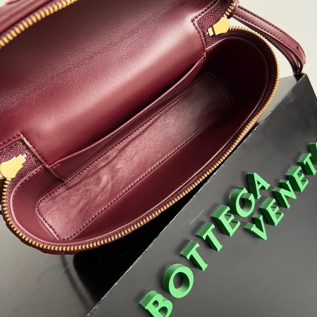 Batch 1360 Bottega Veneta 24 spring and summer woven zipper crossbody bag. A crossbody bag that can be used as a cosmetic bag. The exquisite weaving and compact body are an indispensable accessory for the upcoming summer. The double zipper also better protects the bag. It has a large capacity. If you like it, don’t miss it. Style number: 789109 Size: 22*12.5*5cm